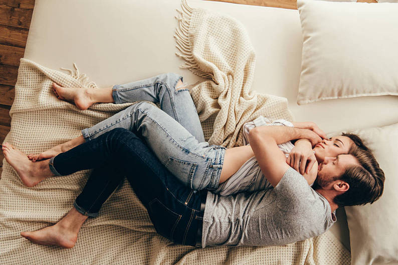 年轻_情侣_搂抱_在家_俯拍_美女_高兴_睡觉_床_高清图片_全景视觉