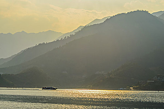 游艇,黄色天空,湖,浪花,水痕,波纹,快艇,船,山,山脉,射光,耶稣光