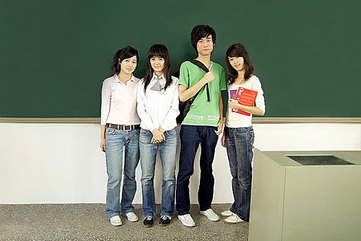 教室里背对黑板并排站着的四个年轻男女