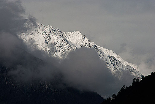 冷峻山脊