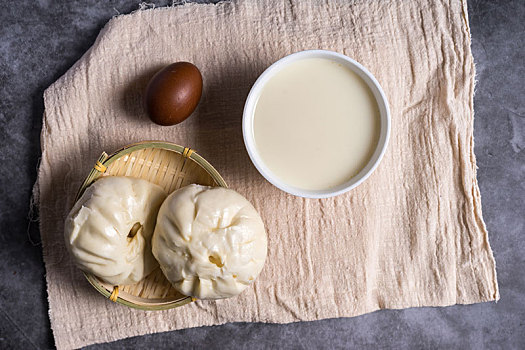 早餐肉包子,豆浆,茶叶蛋