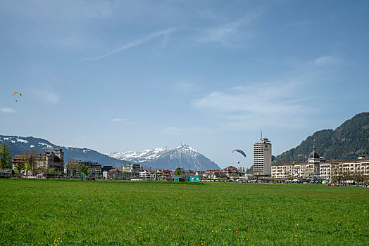 瑞士度假胜地因特拉肯风光美景－雪山草地,蓝天白云