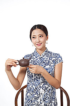 棚拍身穿中国传统服装的年轻女人品茶