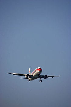 中国东方航空公司的客机正在重庆江北国际机场降落