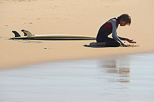 男孩,坐,旁侧,冲浪板,安达卢西亚,西班牙