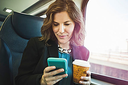 中年,女人,列车,智能手机,拿着,咖啡杯