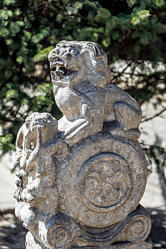 中国山西省平遥古城文庙内的古代狮子石雕