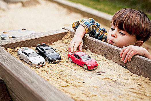 男性,幼儿,玩,玩具汽车,沙坑