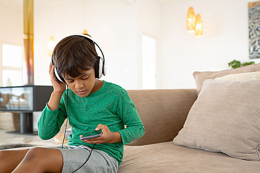 男孩,耳机,听,音乐,手机,沙发,舒适,家