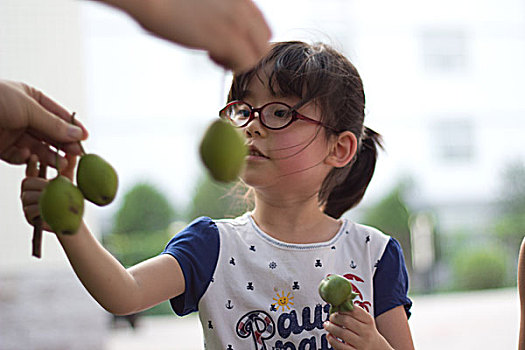 带眼镜的可爱小女孩