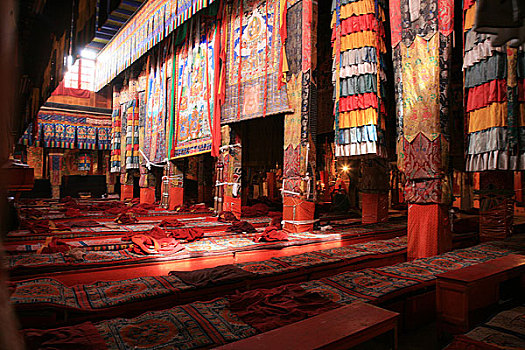 西藏甘丹寺内的大经堂