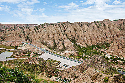 青海海南共和县城通往龙羊峡土林地质生态旅游景区的公路