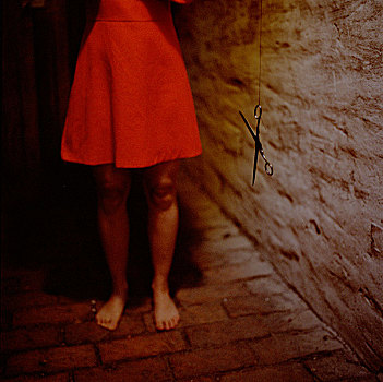 剪刀,一个人,红裙,地下室