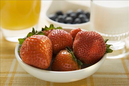 草莓,碗,早餐桌