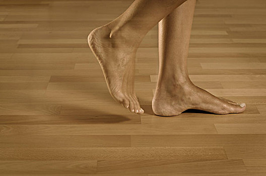 光脚,女性,走,上方,木地板