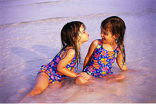 双胞胎,女孩,坐,水中