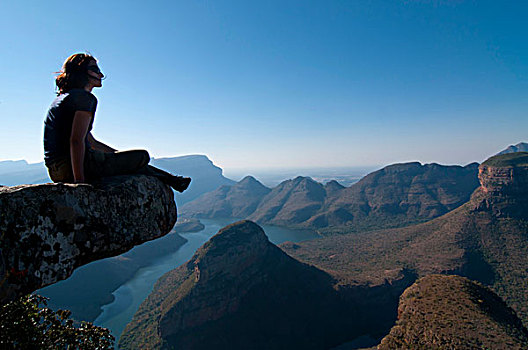 坐,女人,石头,景色,布莱德河峡谷,南非,非洲