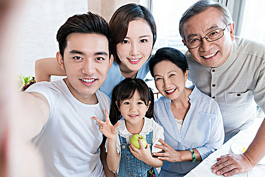 快樂的一家人聚餐自拍