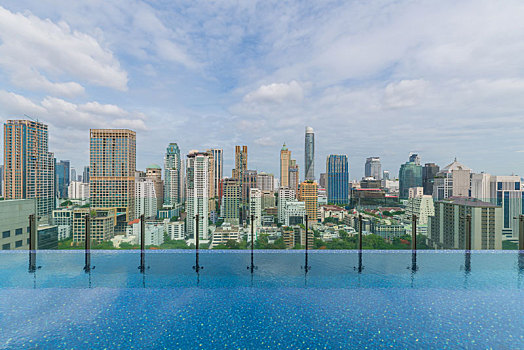 无边泳池与曼谷城市天际线