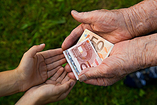 老人,女人,给,孩子,钱,欧元钞票