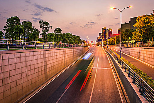 城市的道路干净,快速的城市交通