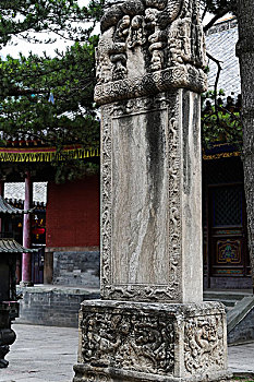 五台山寺院里的石碑