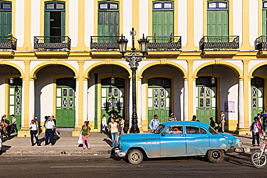 老爷车,正面,殖民地,建筑,街上,哈瓦那,古巴