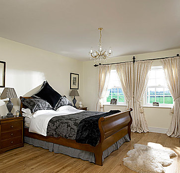 传统,卧室,木质,一对,雪撬,床,绵羊,皮,地毯,帘,床头柜,灯,吊灯,照相,木地板