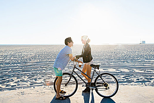 年轻,情侣,自行车,交谈,日光,海滩,威尼斯海滩,加利福尼亚,美国