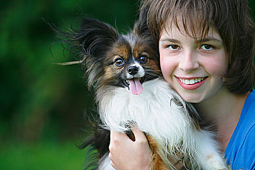 女孩,搂抱,蝴蝶犬,狗,展示,塞子,维多利亚,不列颠哥伦比亚省,加拿大