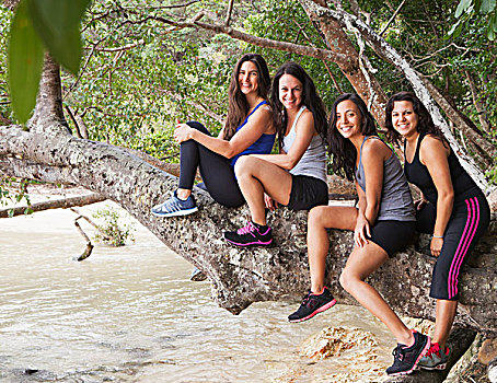 四个女人,健身,装束,姿势,树干,水边,黄金海岸,昆士兰,澳大利亚