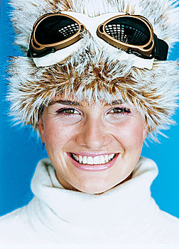 头像,高兴,女人,戴着,滑雪护目镜,上方,裘皮帽,微笑,特写