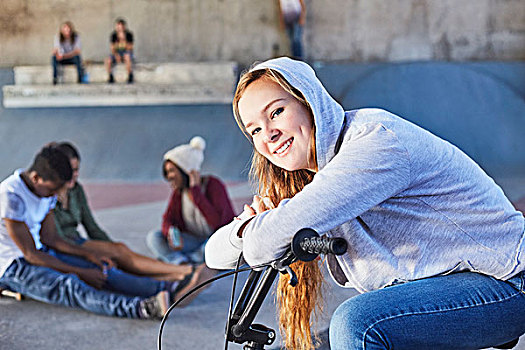 头像,微笑,少女,靠着,小轮车,自行车,溜冰场