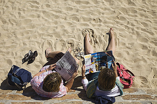 英格兰,康沃尔,圣艾芙,两个女人,沙滩,读,杂志,物品,愿望