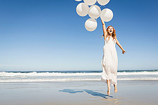 全身,正面,女人,跳跃,海滩,穿,白色长裙,拿着,气球