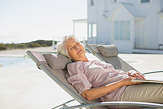 老年,女人,睡觉,休闲椅,池边