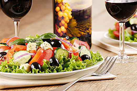 希腊沙拉,红酒杯,橡树,桌子