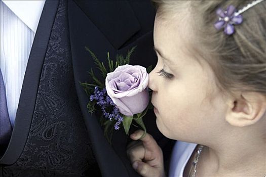 特写,女孩,嗅,紫色,玫瑰,纽孔花束,父亲
