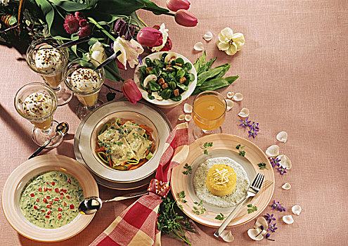 菜单,草药汤,玉米沙拉,小方饺,苹果汤,杂音