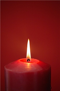 摇曳的红色蜡烛图片