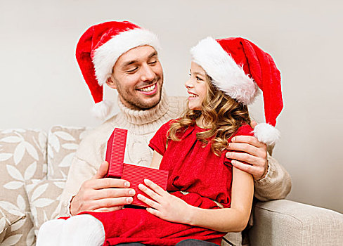 家庭,圣诞节,圣诞,冬天,高兴,人,概念,微笑,父亲,女儿,圣诞老人,帽子,打开,礼盒