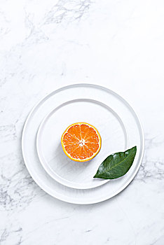 放在白色盘子里的桔子橙子橘子