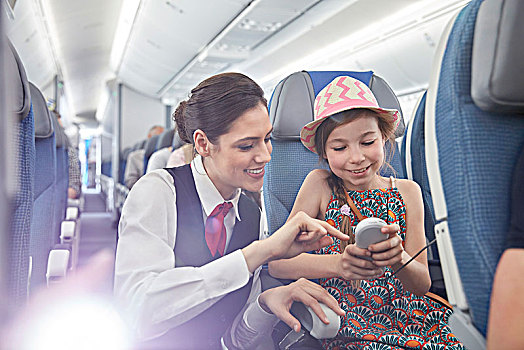 空乘人员,帮助,女孩,乘客,遥控器,飞机