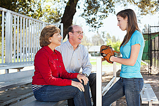 女孩,棒球手套,交谈,父母,公园,加利福尼亚,美国