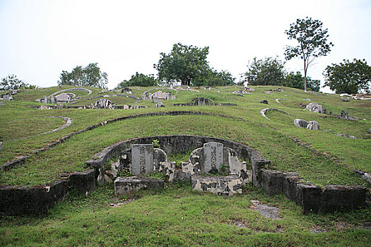 马来西亚,马六甲,三宝山,是中国以外最大的中国人墓地,墓地达25公顷,有12001个坟墓,所以又名,中国之丘