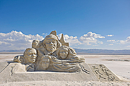 青海茶卡盐湖盐雕塑像