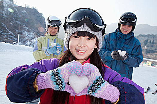 家庭,滑雪胜地,女儿,展示,雪,心形
