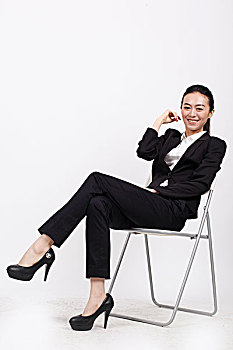 一个商务女士坐在椅子上