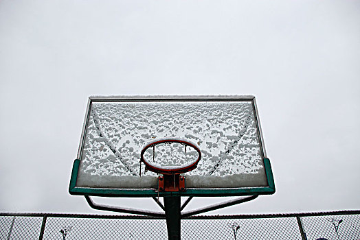 雪中篮球场