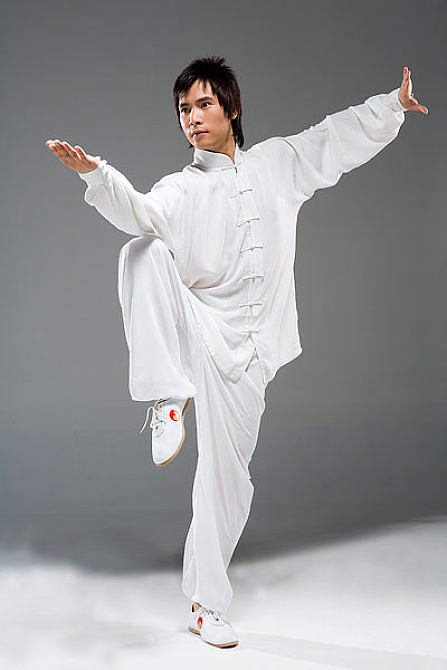 一个男人正在练武术